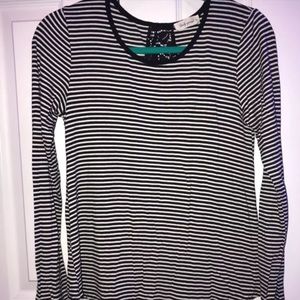 Long sleeve black and white shirt